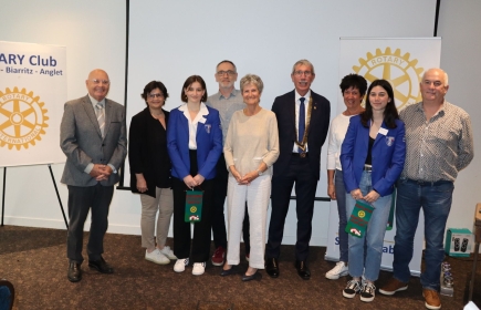 Albert Domecq, Président de notre Rotary Club Bayonne-Biarritz-Anglet vient de remettre leurs "Vestes bleues" à Élise et Swanny.