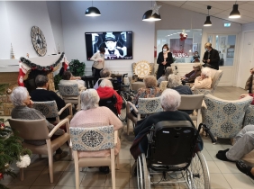 remise des pochons de Noël aux résidents